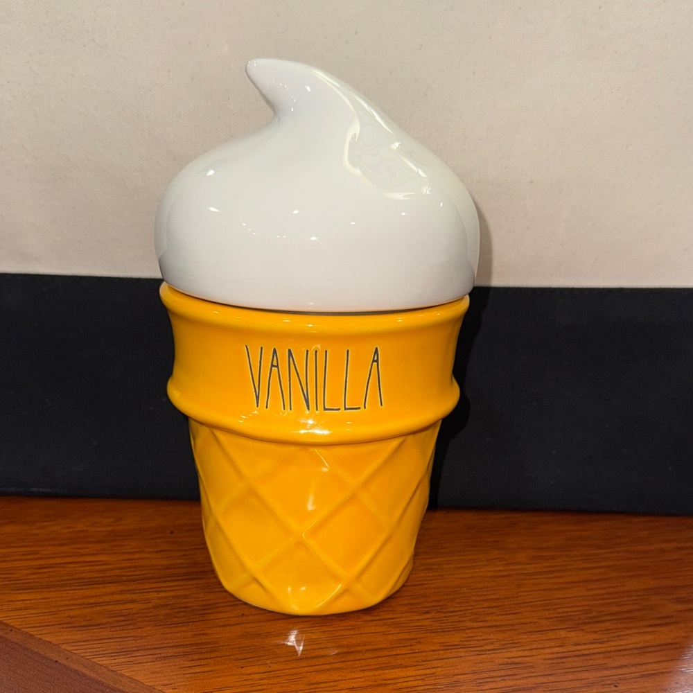 NWT Rae Dunn Ceramic Ice Cream Cone Vanilla Cream Scented Candle 10.8oz w/lid